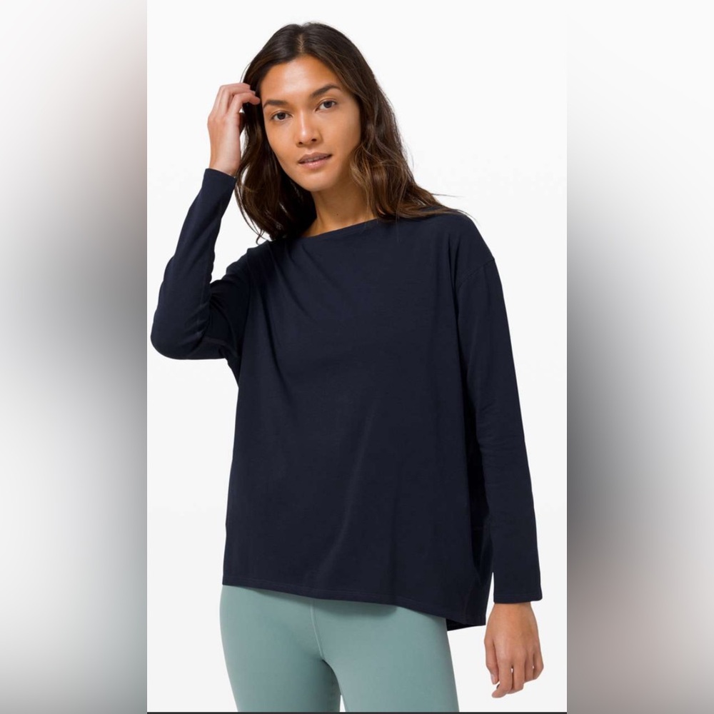 Lululemon back in action long sleeve!! Not sold in this style anymore! Size 6 🖤